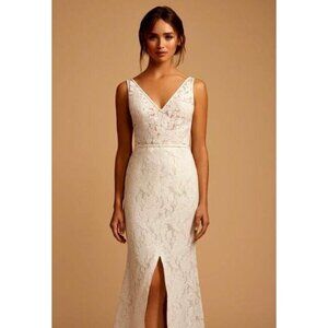 Elegant Lace V-Neck Wedding Dress in Ivory
